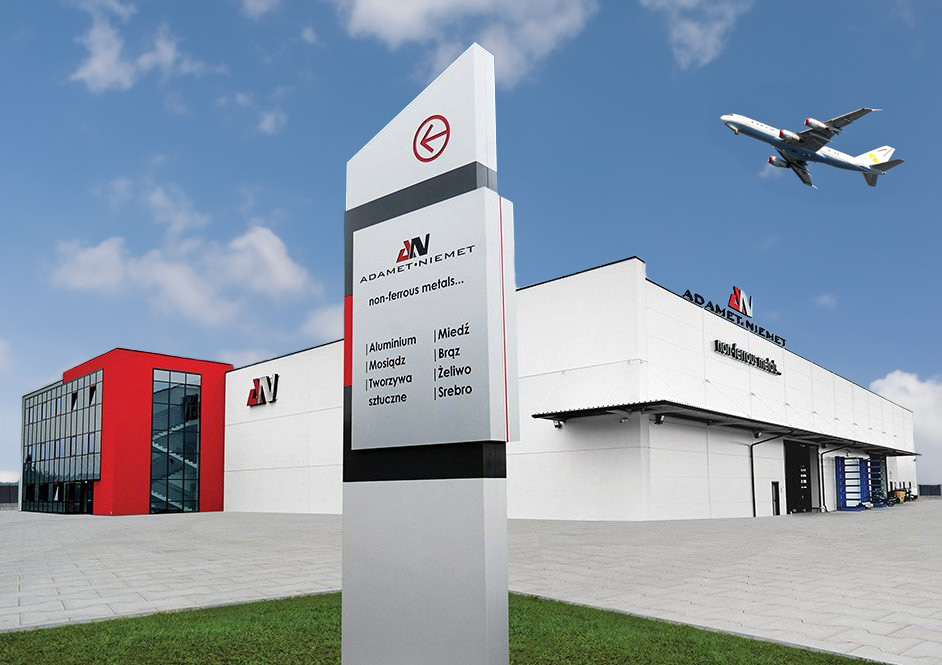 Samolot przelatujący nad budynkiem Adamet-Niemet. Na pierwszym planie rozpiska z ofertą firmy.